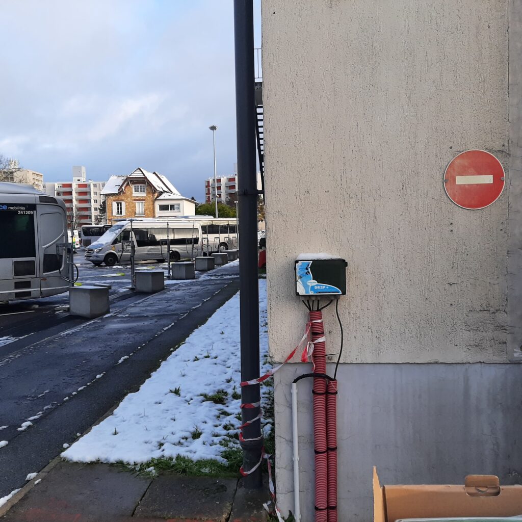 Remplacement d'un coffret de commande de pompe de relevage.
