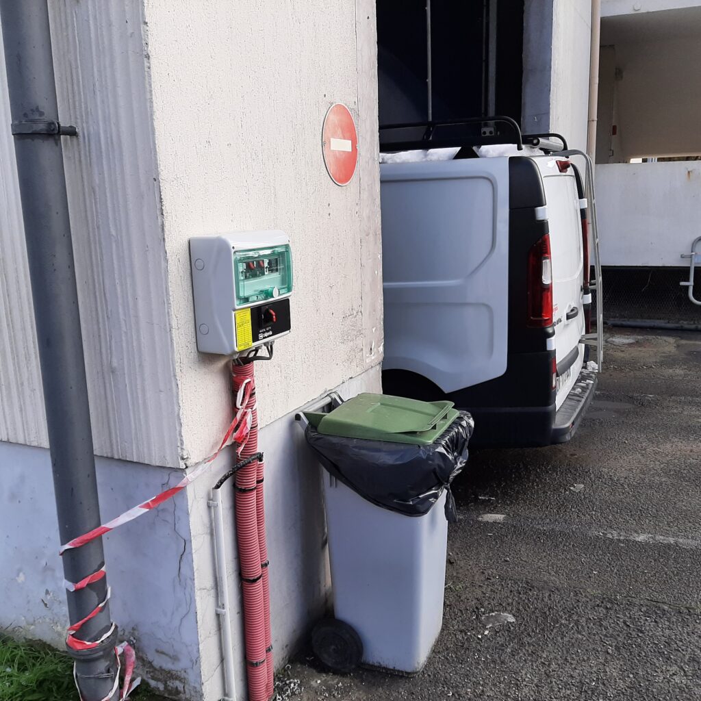 Remplacement d'un coffret de commande de pompe de relevage.