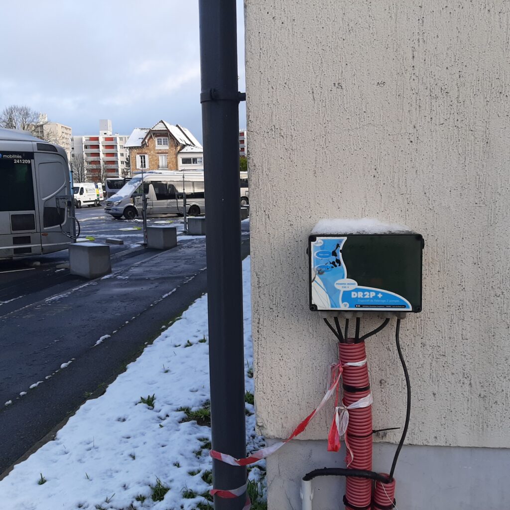 Remplacement d'un coffret de commande de pompe de relevage.