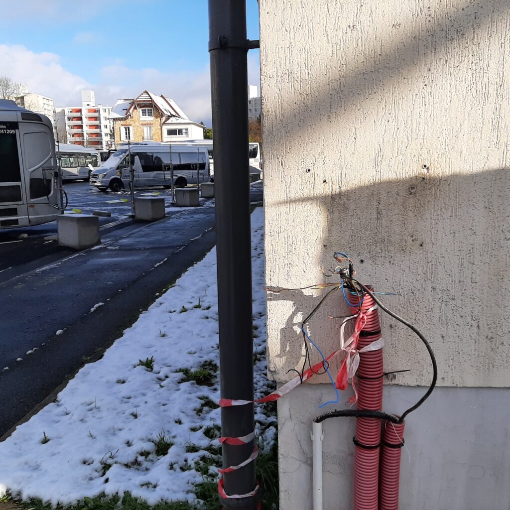 Remplacement d'un coffret de commande de pompe de relevage.