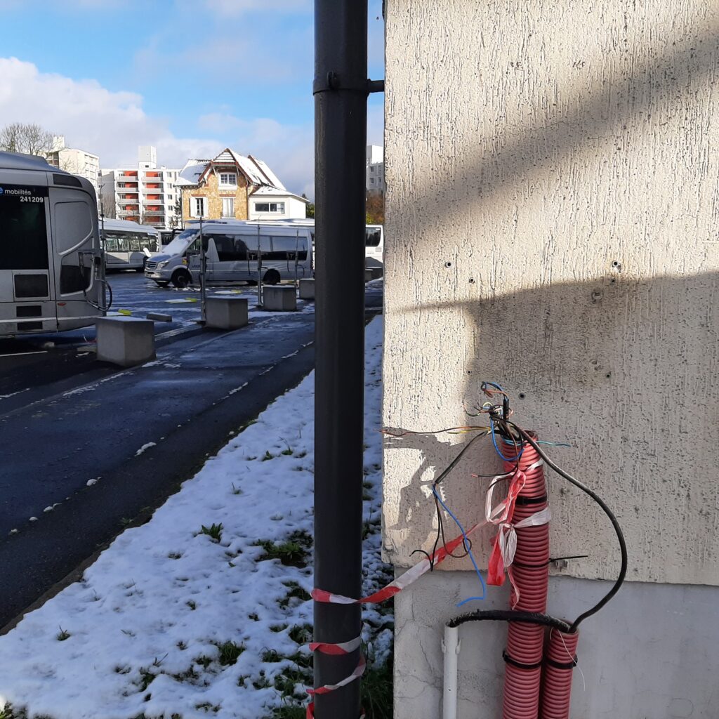 Remplacement d'un coffret de commande de pompe de relevage.
