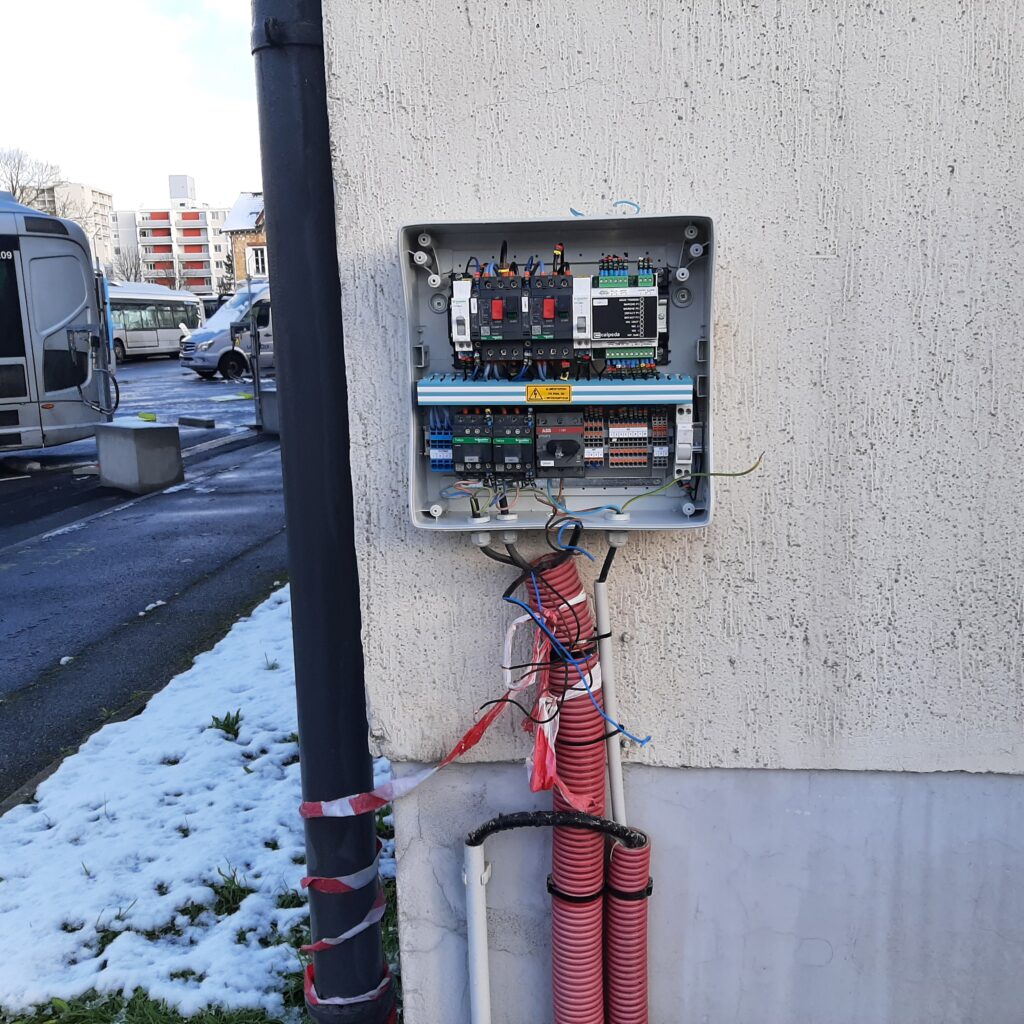 Remplacement d'un coffret de commande de pompe de relevage.